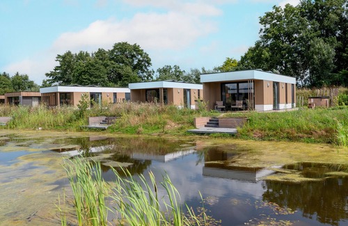 Kotten House | Enjoying yourself by the water in this water lodge for 2 people with a hot tub