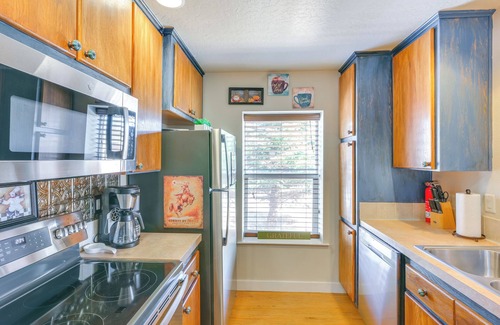 Ennis House | Ennis Vacation Rental w/Balcony: Walk to Downtown