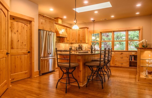 Newberg House | Enology House has hot tub and fireplace close to Newberg. Explore wines here.