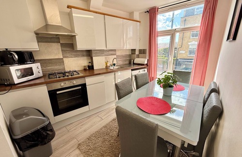 Homerton Apartment | Enormous Family Flat (7 guests)