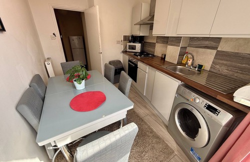 Homerton Apartment | Enormous Family Flat (7 guests)