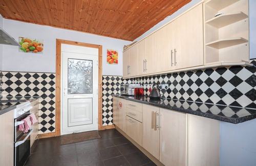 Gilmerton Bed & Breakfast | Enormous Family Room in Elegant Cottage