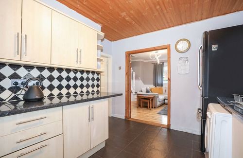 Gilmerton Bed & Breakfast | Enormous Family Room in Elegant Cottage