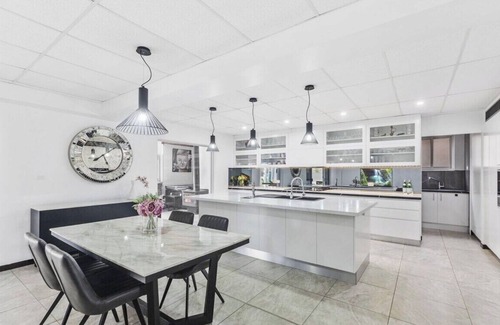 Berkeley Vale House | Enough room for all of the family and a few more!