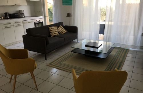 Moyen-Vernet House | Ensolellée house with garden. Deco. Contemporary and neat.