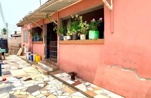 Teshie House | Ensuit1-bedroom house in beautiful Accra with WiFi, AC living room to the beach