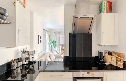 Thornton Apartment | Ensuite, Clapham, Full Kitchen, Self Check-In