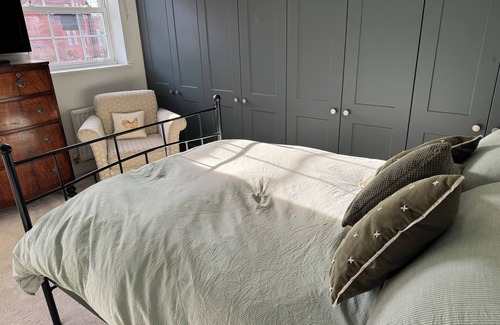 Lychpit Bed & Breakfast | Ensuite double bedroom