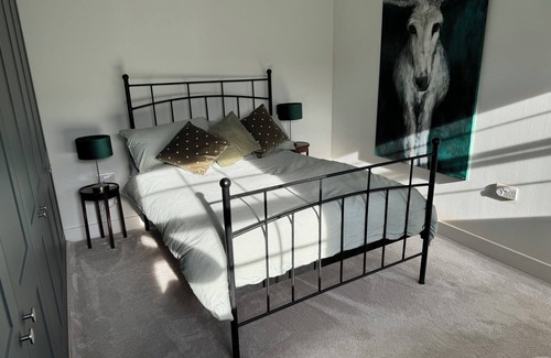 Lychpit Bed & Breakfast | Ensuite double bedroom