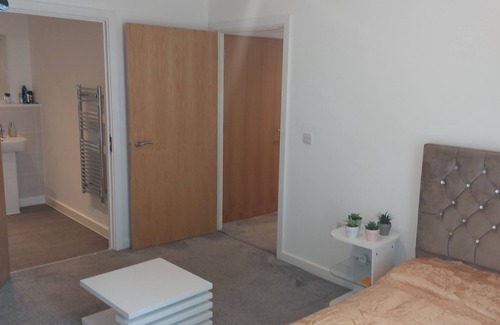 Warrington Apartment | Ensuite Double Bedroom (live in landlord)