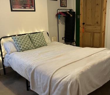 Sutton Coldfield House | Ensuite Victorian double, excellent transport links to Bham