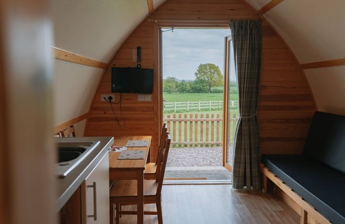 Tamworth Cabin | Ensuite Wooden Cabin With Hot Tub
