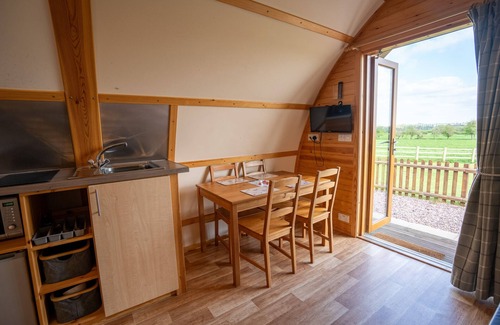 Tamworth Cabin | Ensuite Wooden Cabin With Hot Tub