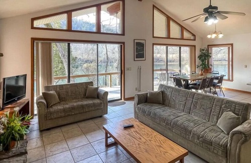 Lakeview House | Ensuring a Very Comfortable & Memorable Stay, Near Bull Shoals Dam, Parking
