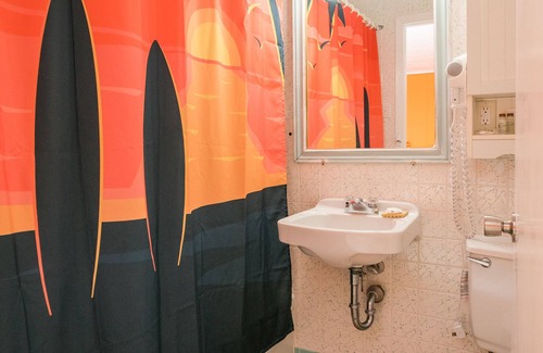 North Lake House | Enter into our Vibrant room "Sunset Crush"