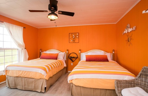 North Lake House | Enter into our Vibrant room "Sunset Crush"