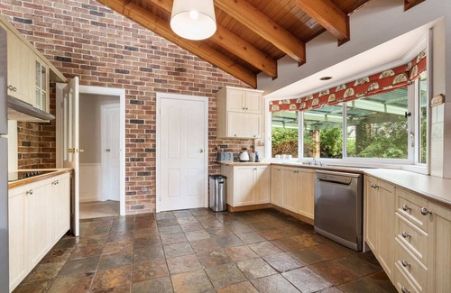 Calare House | Entertainer's Dream - 6 Bedroom Home, Sleeps 17