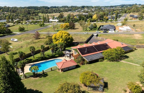 Calare House | Entertainer's Dream - 6 Bedroom Home, Sleeps 17