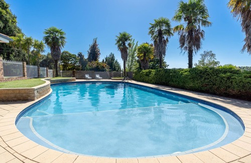 Calare House | Entertainer's Dream - 6 Bedroom Home, Sleeps 17