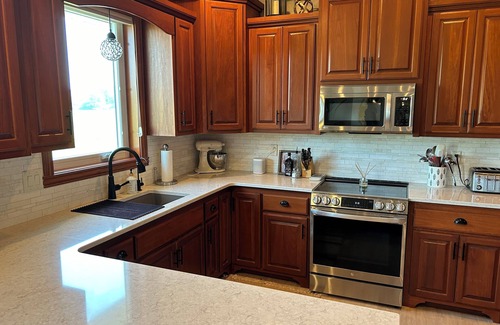 Bellevue House | Entertainer's Dream - Quick drive to Lambeau - Hot Tub, Bar, & 85" TV.