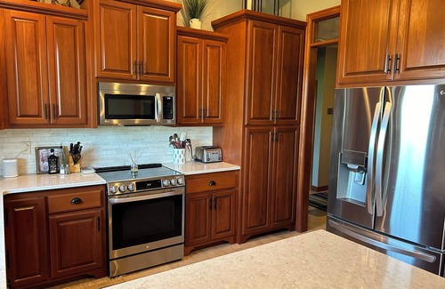 Bellevue House | Entertainer's Dream - Quick drive to Lambeau - Hot Tub, Bar, & 85" TV.