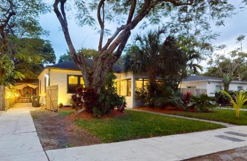 Poinciana Park House | Entertainer's Paradise
