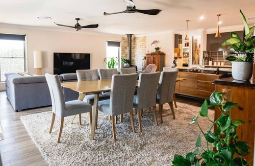 Beerwah House | Entertainer's paradise - child & pet friendly!