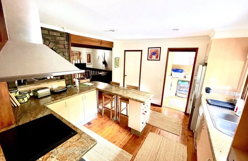 Bateau Bay House | Entertainers Delight - minutes from cafes & shops