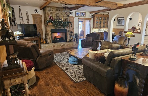 Weatherford Cabin | Entertainers home near Fort Worth