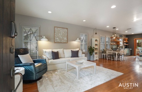 West Campus House | Entertaining Charmer w/Outdoor Games + Putt-Putt!