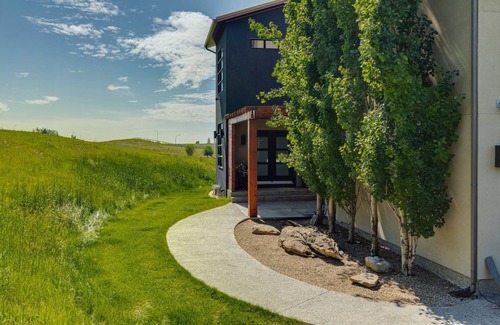 Calgary House | Entertaining custom home with 180 degree views of the Rocky Mountains