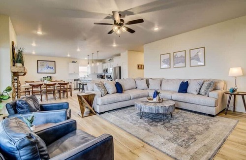 Kimberling City House | Entertainment Lodge! Private Hot Tub!