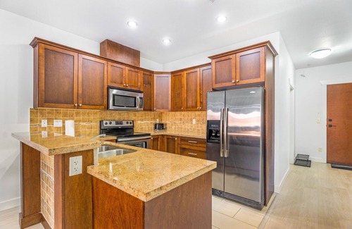 Guildford Apartment | Entire 1 BD suite with 2 bathrooms in Surrey