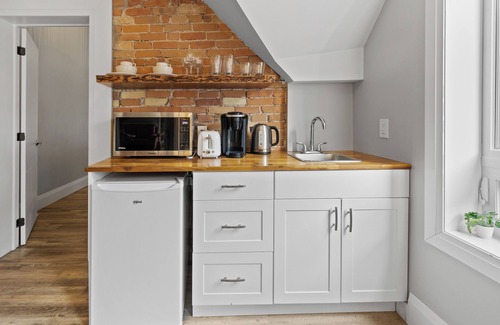 Mount Hope Huron Park Apartment | ENTIRE 1 BEDROOM APARTMENT ACROSS FROM GOOGLE