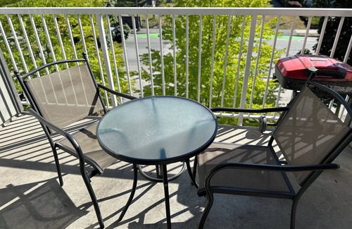 Surrey Apartment | Entire 1 bedroom condo with 2 beds + washer & dryer + underground parking