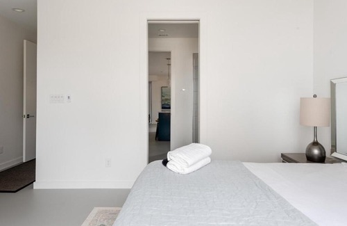 Knox - Henderson House | Entire 2 bd/2ba Duplex, Lower Greenville