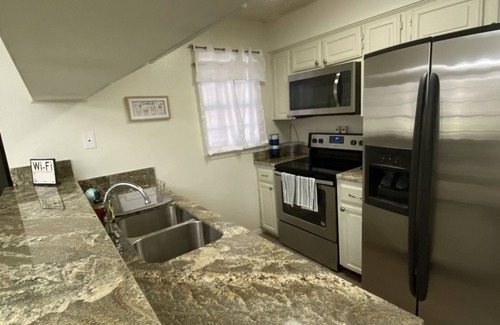 Bonanza Condo | Entire 2 bed 3 bath condo in Central Laredo