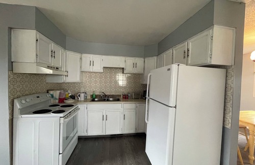 Stettler House | Entire 2-bedroom 1.5 bath townhouse w/kitchen & laundry near amenities 1700sqft