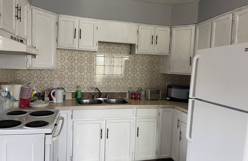 Stettler House | Entire 2-bedroom 1.5 bath townhouse w/kitchen & laundry near amenities 1700sqft