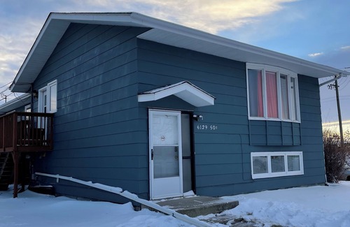 Stettler House | Entire 2-bedroom 1.5 bath townhouse w/kitchen & laundry near amenities 1700sqft