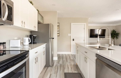 Kitchener Apartment | ENTIRE 2 BEDROOM APARTMENT DOWNTOWN