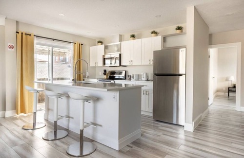 Kitchener Apartment | ENTIRE 2 BEDROOM APARTMENT DOWNTOWN