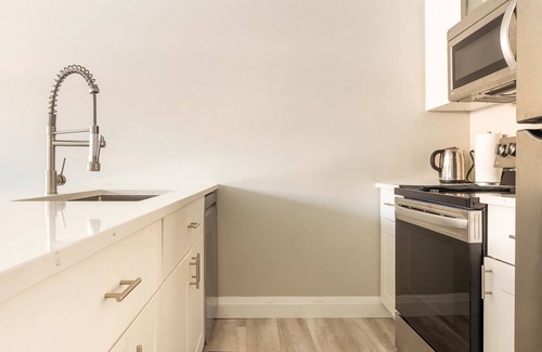 Fairfield Apartment | ENTIRE 2 BEDROOM APARTMENT DOWNTOWN