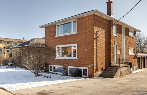 Fairfield Apartment | ENTIRE 2 BEDROOM APARTMENT DOWNTOWN
