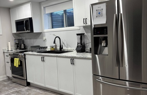 Grand River South House | Entire 2-bedroom apartment in Kitchener/Waterloo with free WiFi & Parking
