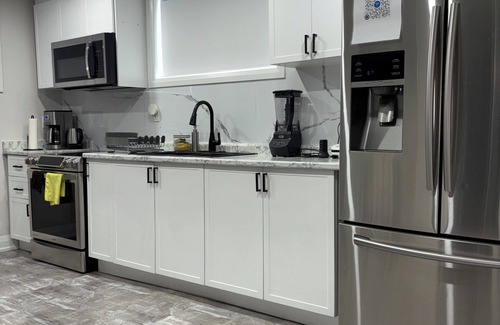 Grand River South House | Entire 2-bedroom apartment in Kitchener/Waterloo with free WiFi & Parking