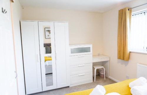 Clearbrook House | Entire 2 Bedroom House near Derriford with Parking