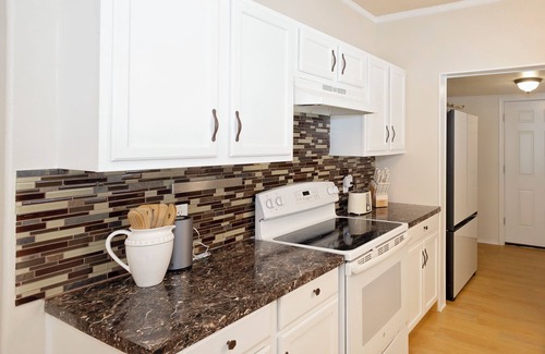 Del Mar House | Entire 2-bedroom house in Corpus Christi with CAL KING BED,EV-CHARG AC, WiFi