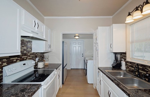 Del Mar House | Entire 2-bedroom house in Corpus Christi with CAL KING BED,EV-CHARG AC, WiFi