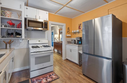 North Houston House | Entire 2BR/1BA dog friendly private home w dedicated office, Lg yard & parking